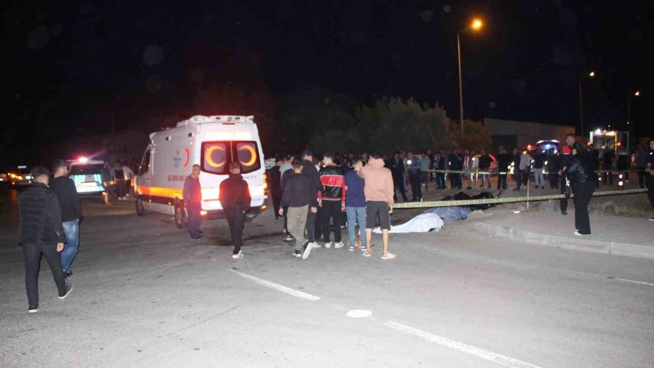Kumluca'da kontrolsüz kavşakta çarpışma: Motosikletteki 2 genç yaşamını yitirdi