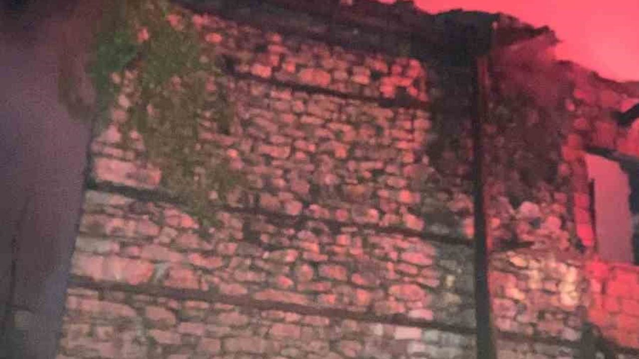 Kumluca'da müstakil evde çıkan yangında 94 yaşındaki kadın yaralandı