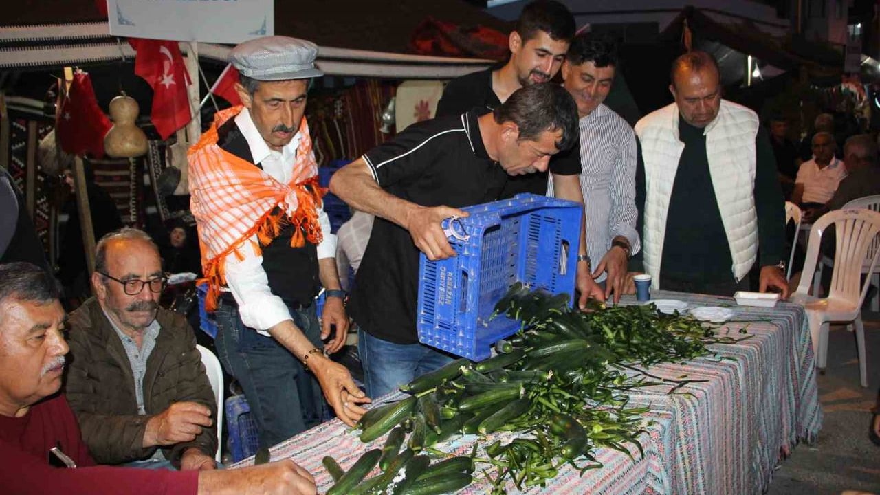 Kumluca Muhtarı Ramazan Selçuk, festivalde 1 ton salatalık dağıttı