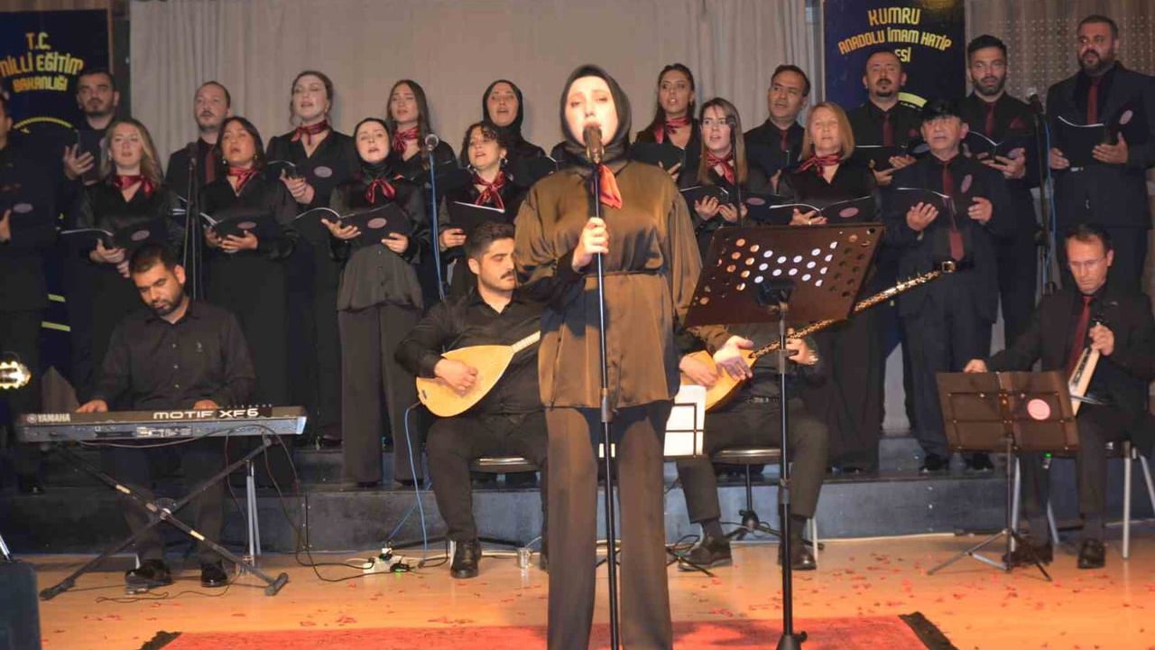 Kumru'da Öğretmenlerden Oluşan Türk Halk Müziği Korosu İlk Konserini Verdi
