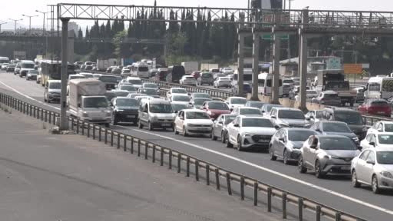 Kurban Bayramı başlarken TEM Otoyolu'nda İstanbul çıkışında zaman zaman trafik yoğunluğu