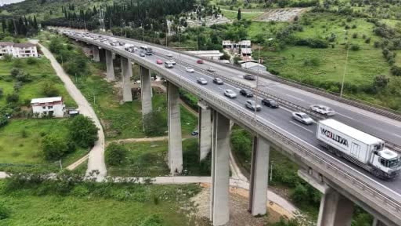 Kurban Bayramı'nın ikinci gününde TEM Otoyolu Kocaeli geçişinde trafik akıcı ancak yoğun