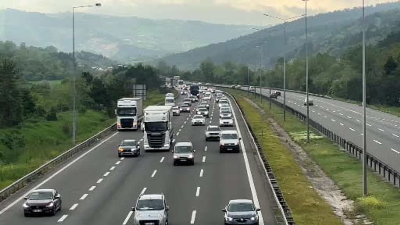 Kurban Bayramı'nın ilk gününde TEM Otoyolu Bolu geçişinde artan trafik yoğunluğu