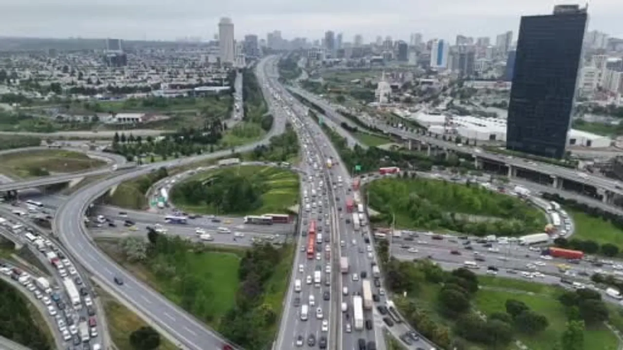 Kurban Bayramı Öncesi İstanbul'da Trafik Yoğunluğu: TEM Mahmutbey Gişeleri ve Basın Ekspres Bağlantılarında Yavaşlama