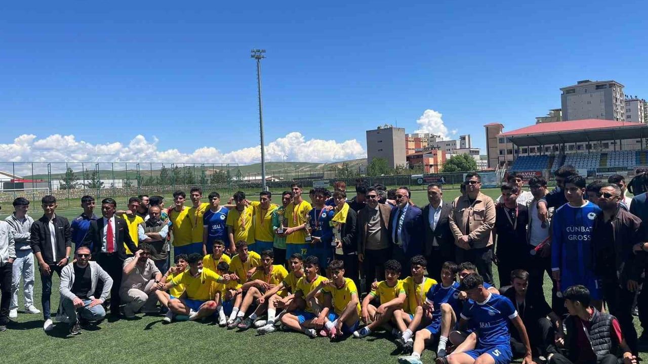 Kurtalan'da Liseler Arası Futbol Turnuvası Şampiyonu Kayabağlar ÇPL