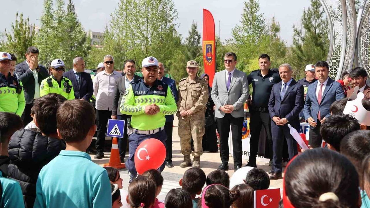 Kurtalan’da Trafik ve İlk Yardım Haftası: Vatandaşlara Trafik Bilinci Eğitimi