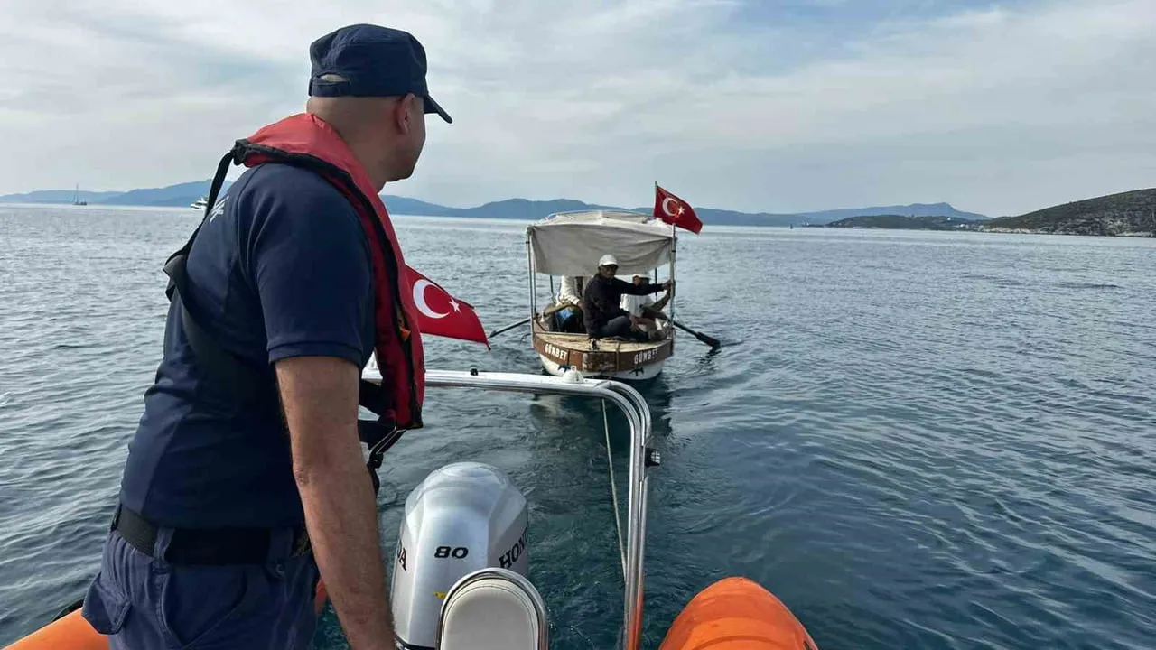 Kuşadası açıklarında motor arızası: sürüklenen teknedeki 3 kişi kurtarıldı