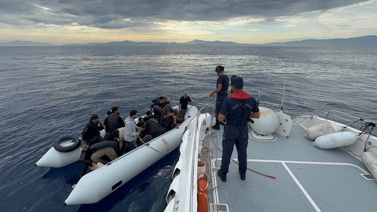 Kuşadası açıklarında sürüklenen lastik bottaki 19 düzensiz göçmen kurtarıldı