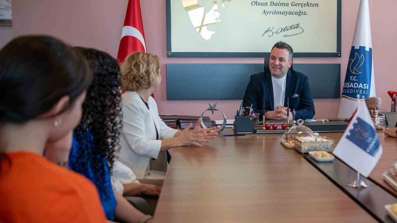 Kuşadası Belediyesi iki öğrencinin ulusal ve uluslararası başarılarını ödüllendirdi