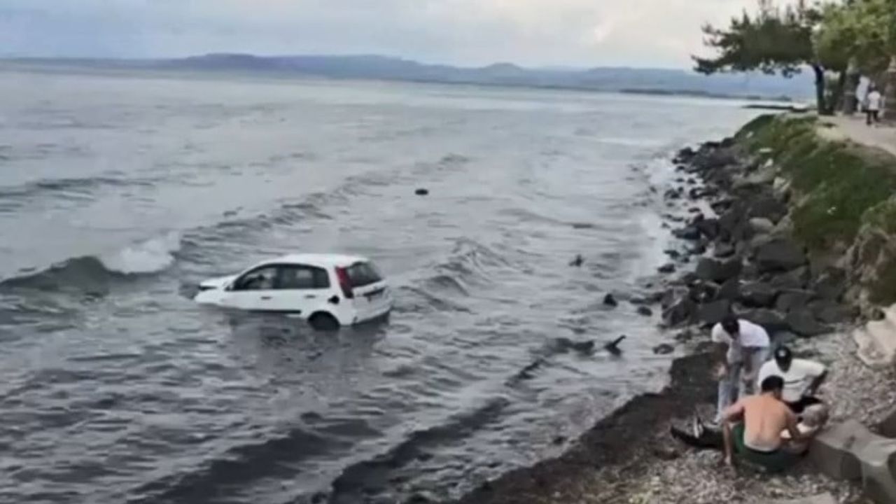 Kuşadası Güzelçamlı'da otomobil denize uçtu, 1 kişi yaralandı