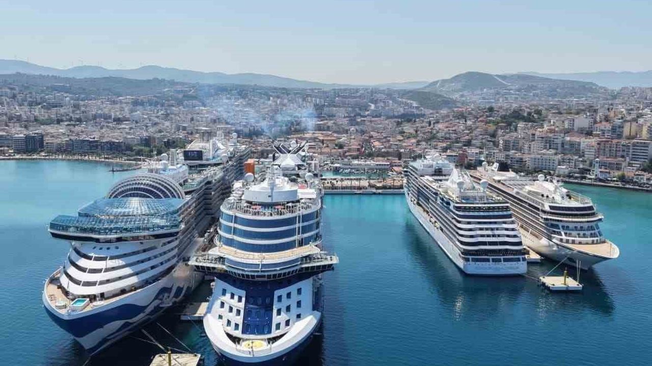 Kuşadası'na Dört Kruvaziyerle 10.800 Turist Geldi