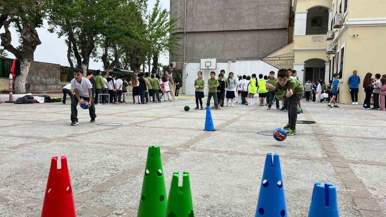 Kuşadası’nda Çocuk Atletizm Şenliği: Minikler Mahmut Esat Bozkurt İlkokulu'nda Sporla Buluştu