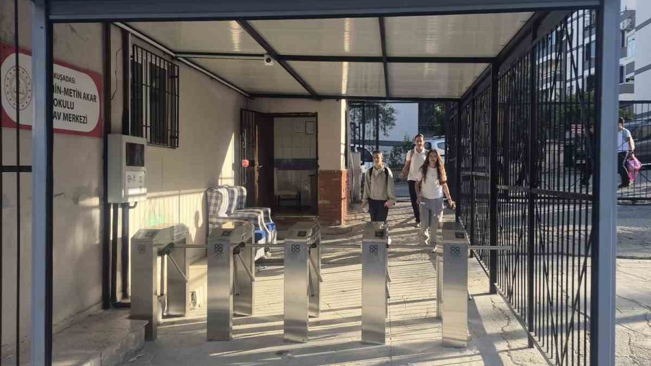 Kuşadası’nda Nermin Metin Akar Ortaokulu’nda kartlı turnike dönemi başlıyor