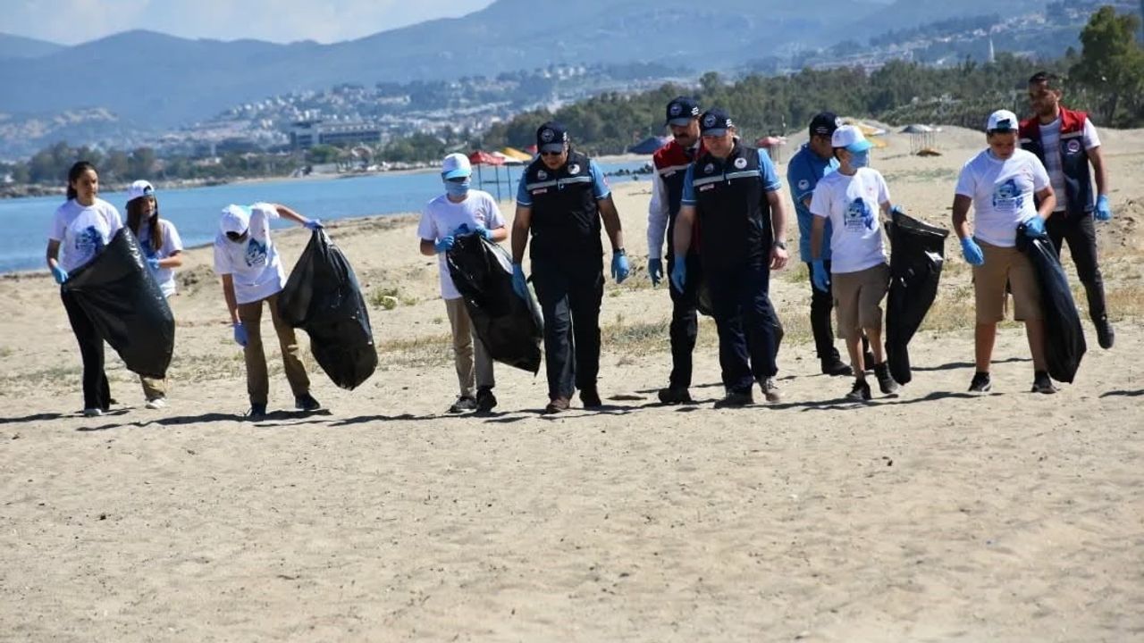 Kuşadası'nda öğrenciler Güzelçamlı sahilinde deniz çöpü topladı