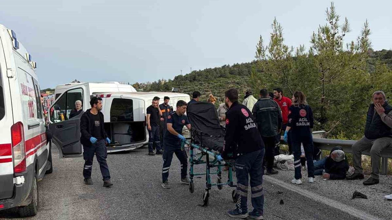 Kuşadası’nda otomobil ile yolcu minibüsünün çarpışması: Yaralı sayısı 12’ye yükseldi