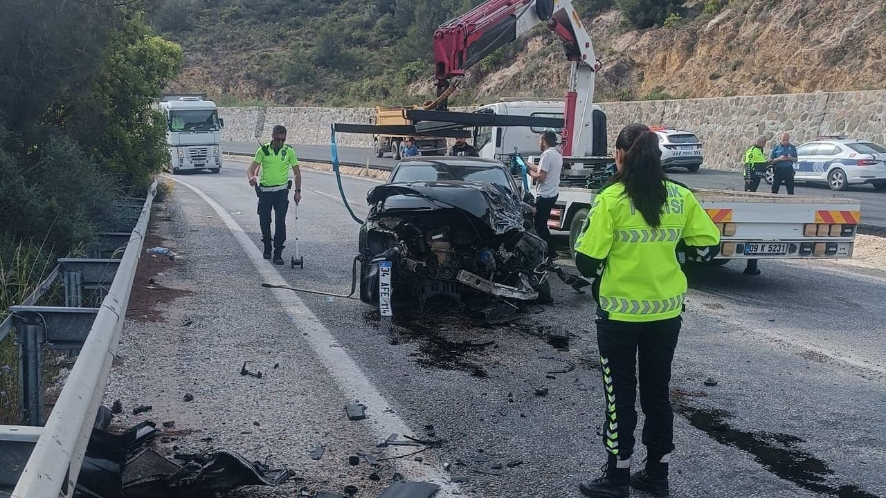 Kuşadası’nda yolcu minibüsü ile otomobil çarpıştı: 10 yaralı