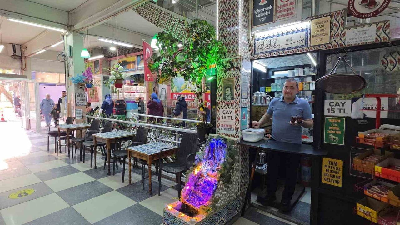 Kütahya'da 3 metrekarelik çay ocağını çinilerle sanat eserine dönüştürdü