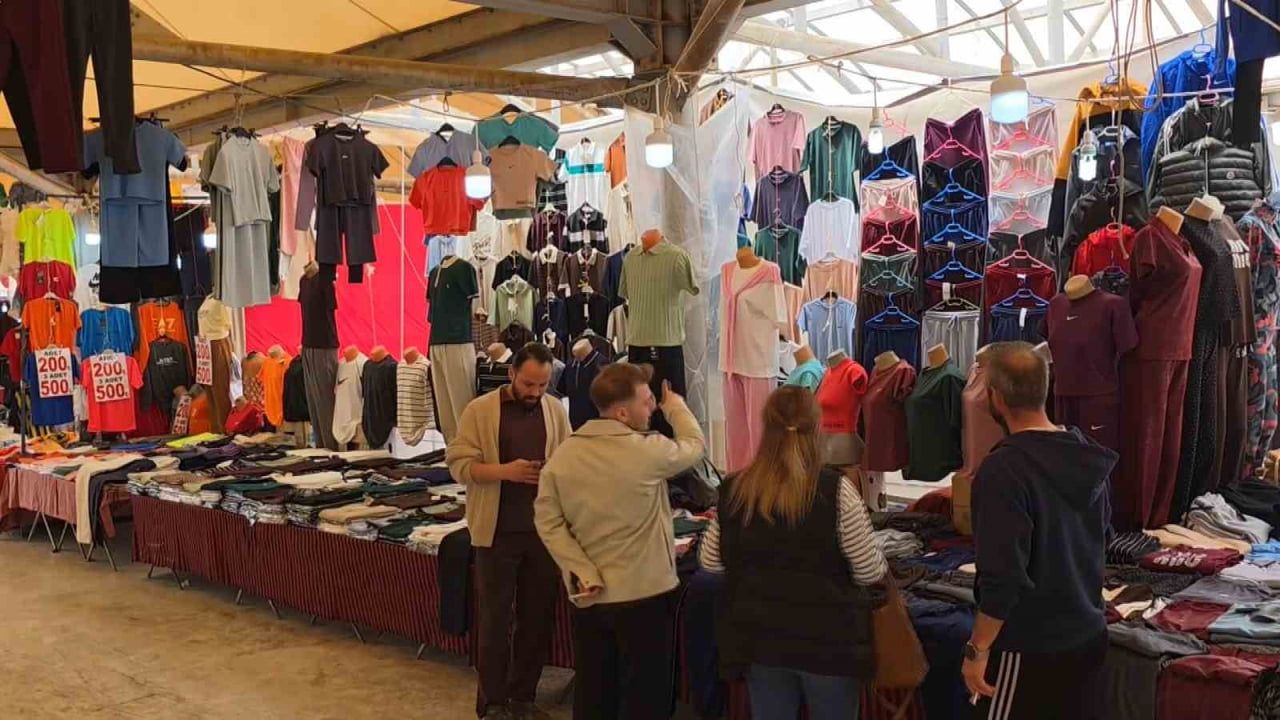 Kütahya’da Gaybiefendi Mahallesi'nde bayram pazarı hareketliliği başladı