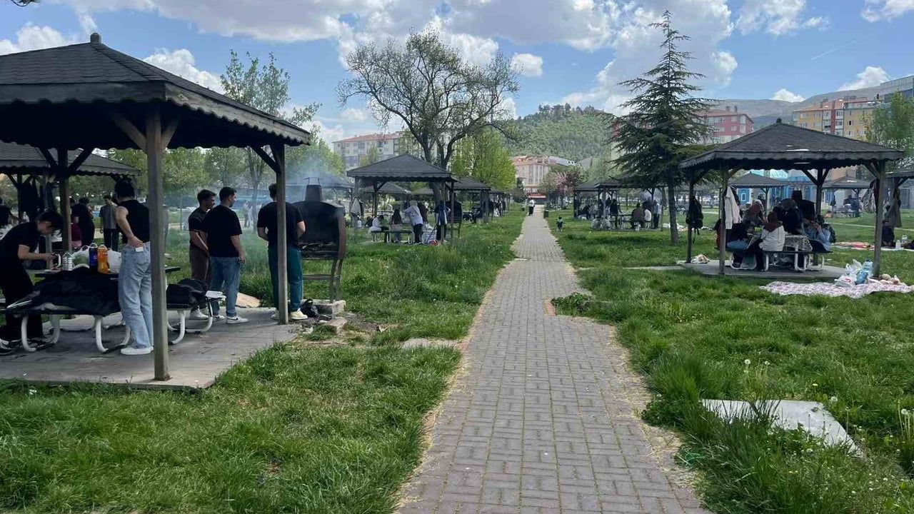 Kütahya'da güneşli hava Kentpark'ı doldurdu