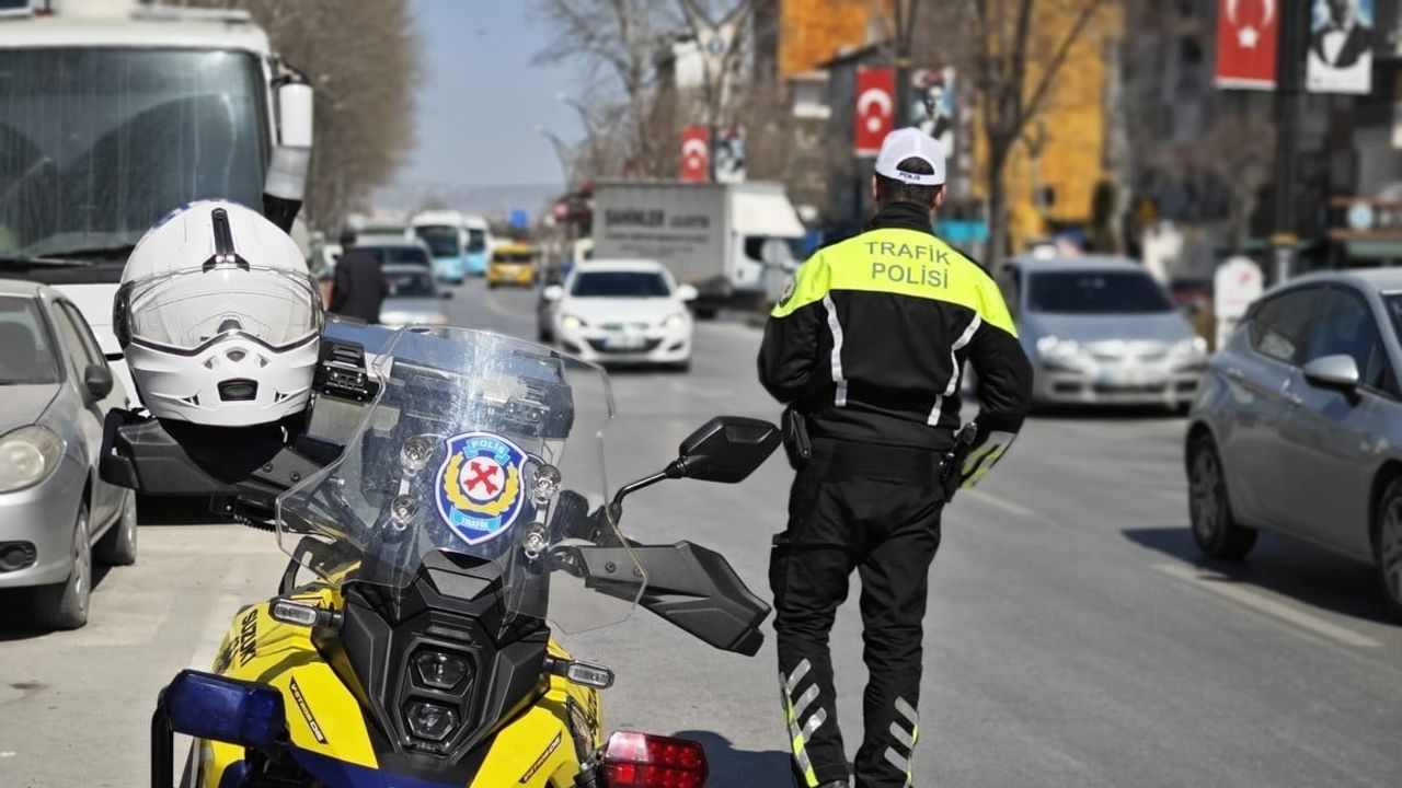 Kütahya'da motosiklet denetimleri: kask, sürücü belgesi ve ekipman kontrolleri