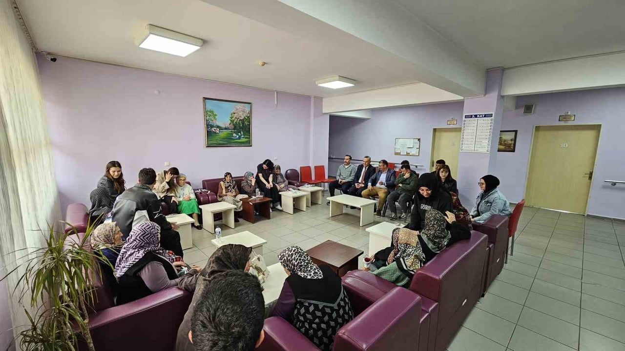 Kütahya'da Nafi Güral Fen Lisesi öğrencilerinden Anneler Günü'nde huzurevi ziyareti