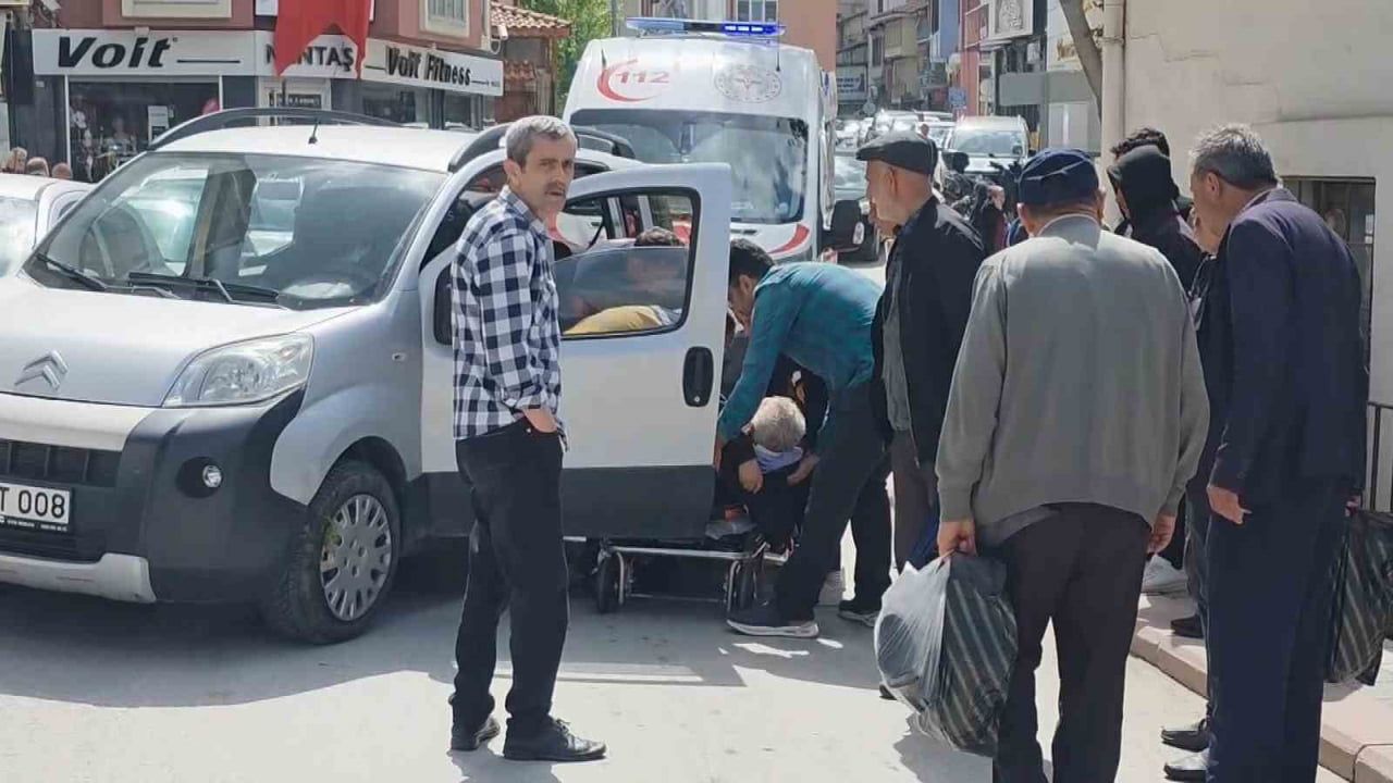 Kütahya'da sürücünün rahatsızlanması sonucu trafik kazası: sürücü hastaneye kaldırıldı
