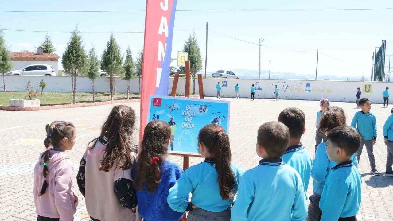 Kütahya'da Trafik Haftası kapsamında anaokulu ve ilkokul öğrencilerine trafik eğitimi verildi