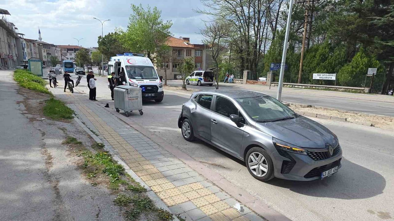 Kütahya’da yayaya yol veren otomobile arkadan çarpan motosiklet sürücüsü yaralandı