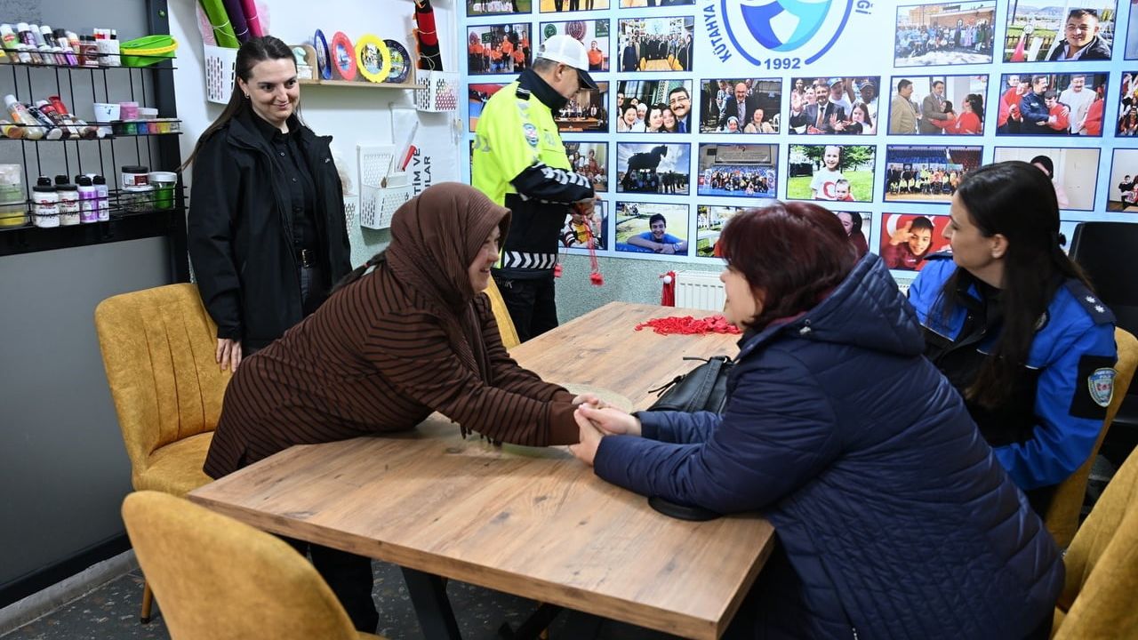 Kütahya Emniyet Müdürü ve Polis Eşleri Derneği 'Bir Tebessüm Down Cafe'yi ziyaret etti