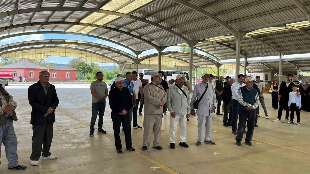 Kütahya Hisarcık'tan 5 hacı adayı dualarla kutsal topraklara uğurlandı