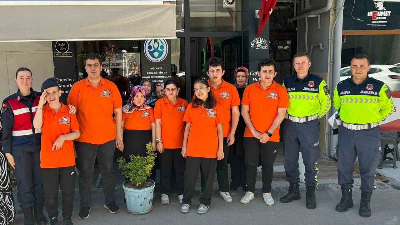 Kütahya Jandarması, Dünya Engelliler Haftası'nda Bi’Tebessüm Down Cafe'yi Ziyaret Etti