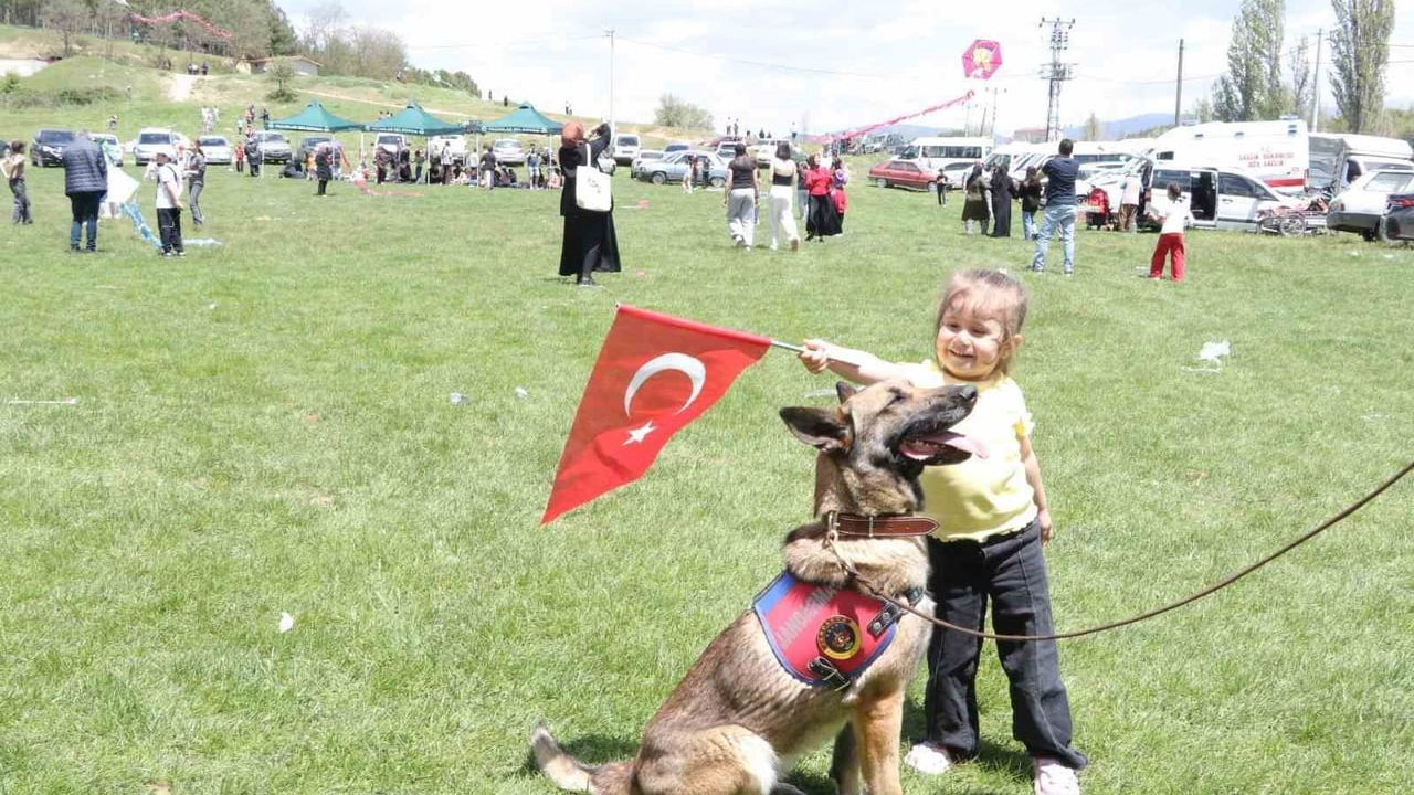 Kütahya Pazarlar’da Geleneksel Uçurtma Şenliği: Jandarma Trafik Farkındalığı Öne Çıktı