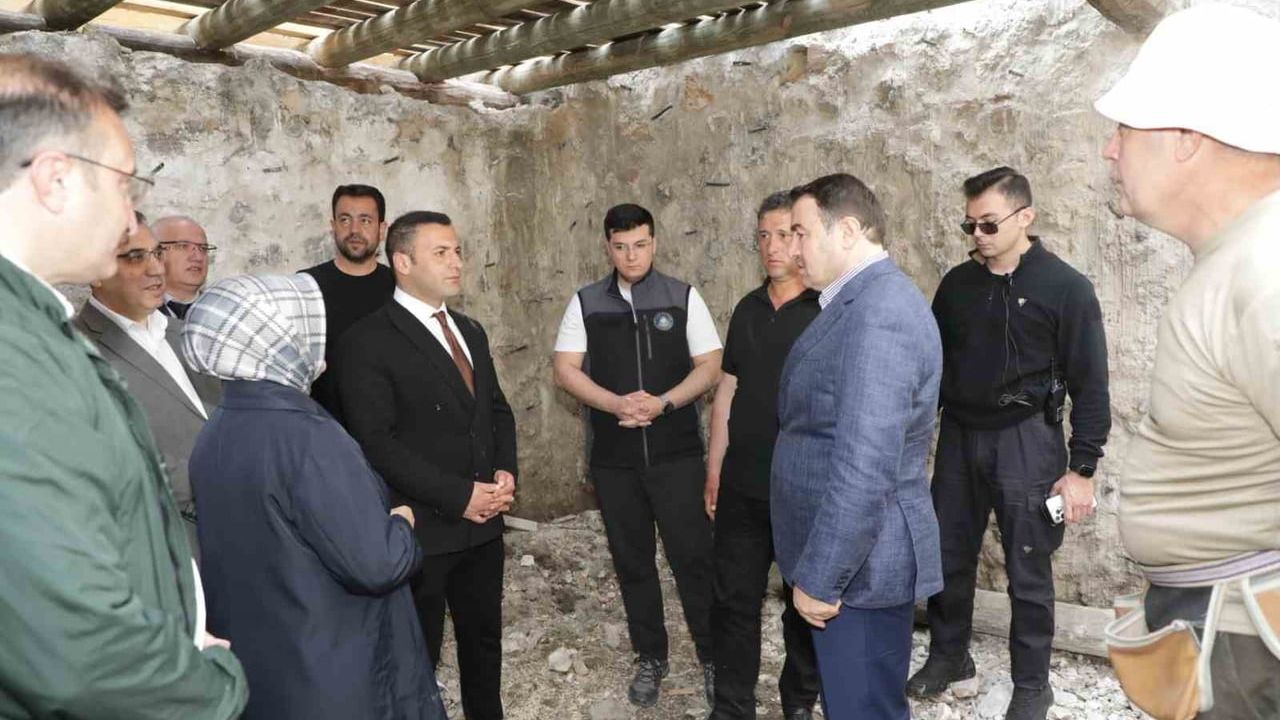 Kütahya Valisi Musa Işın, Emet Hanı restorasyonu ve hayvan barınağı çalışmalarını yerinde inceledi