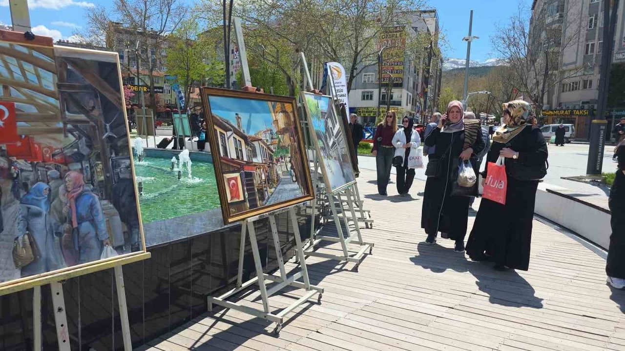 Kütahya ve Sakarya öğrencilerinin "Köklerden Geleceğe" resim sergisi Zafer Meydanı'nda
