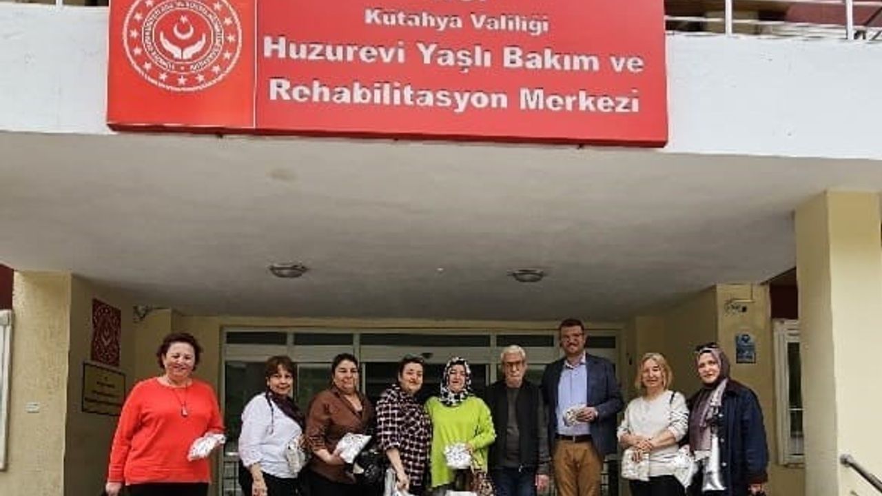 Kütahyalı kadınlardan huzurevindeki yaşlılara örülen lifler: Dayanışma örneği