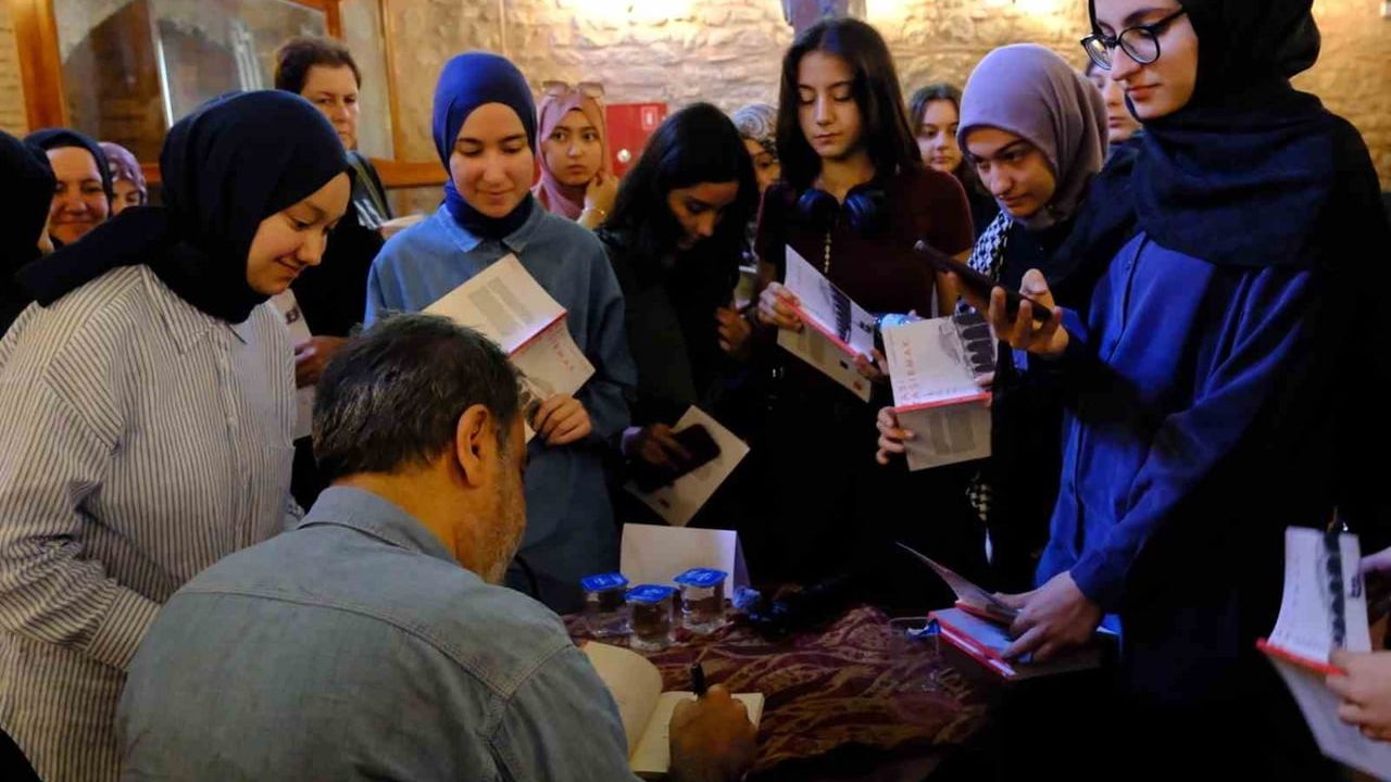 Kütüphanem Kocaeli, Ahmet Murat ile İstanbul'da 'Taşı Taşırmak' temalı kültür gezisi düzenledi