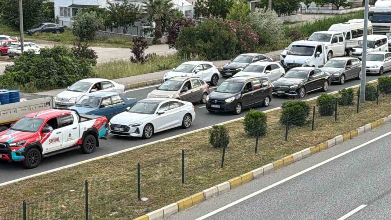 Kuzey Ege'de 9 günlük Kurban Bayramı tatiliyle Edremit'te trafik yoğunluğu başladı