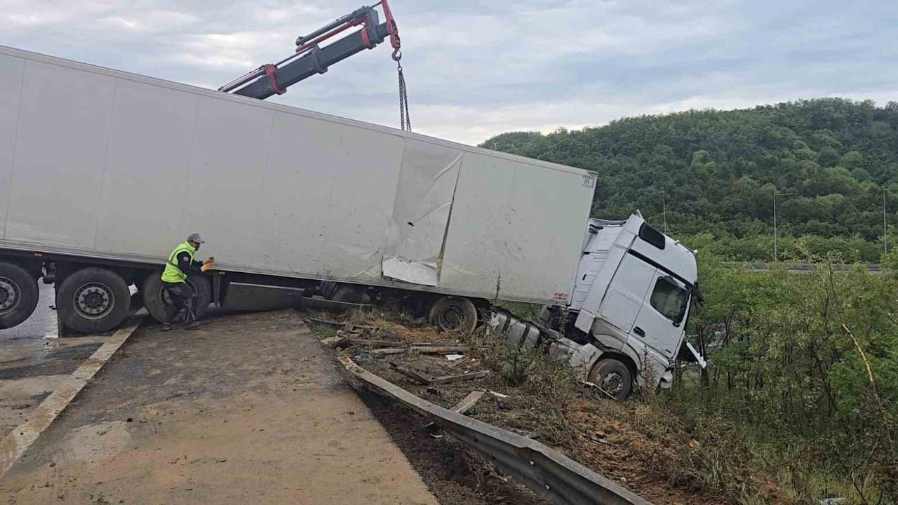 Kuzey Marmara Otoyolu Riva'da tır bariyerleri aşıp yoldan çıktı; yaralanma yok