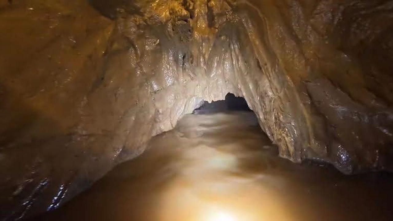 Laos'ta mağarada mahsur kalan 7 define avcısının kurtarma çalışmaları 7. gününde
