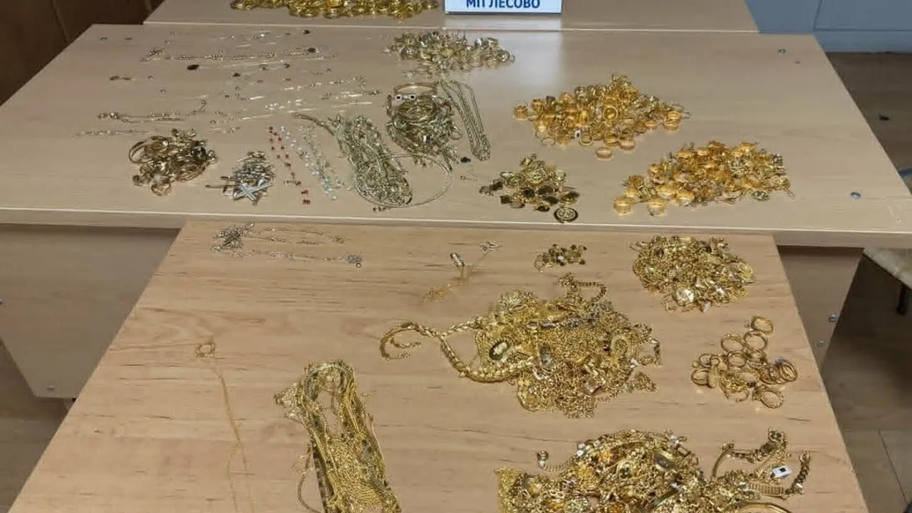 Lesovo Gümrük’te gösterge panelindeki gizli bölmede 3,2 kilogram altın ele geçirildi
