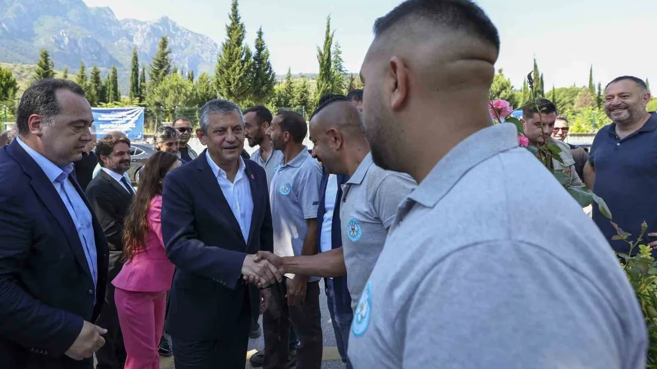 Mahkeme kararıyla görevinden alınan Özgür Özel Manisa’da bayram namazı ve mezarlık ziyaretleri yaptı