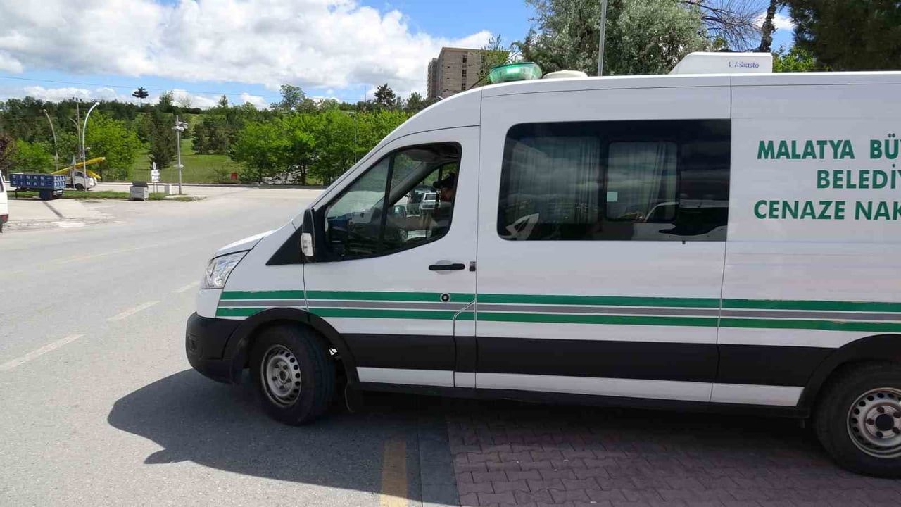 Malatya'da 18 Yaşındaki Genç Kız Site Parkında Ölü Bulundu