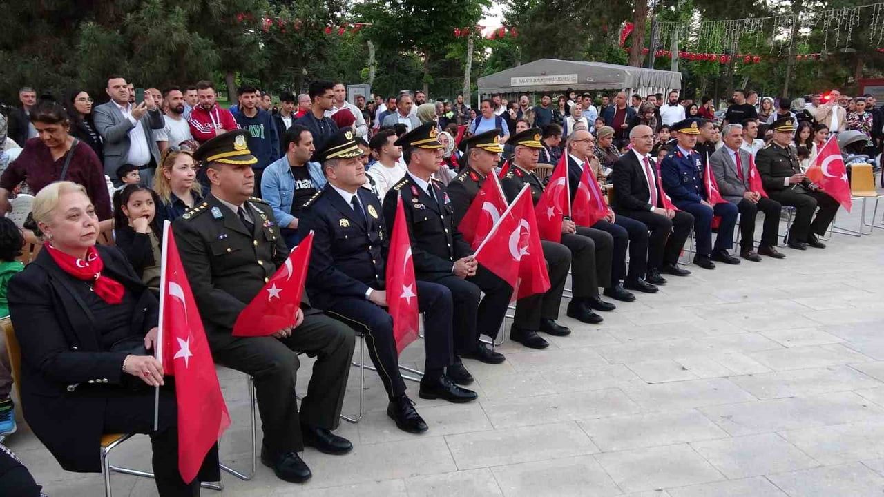 Malatya'da 19 Mayıs fener alayı: Vatandaşlar bayrak ve meşalelerle yürüdü