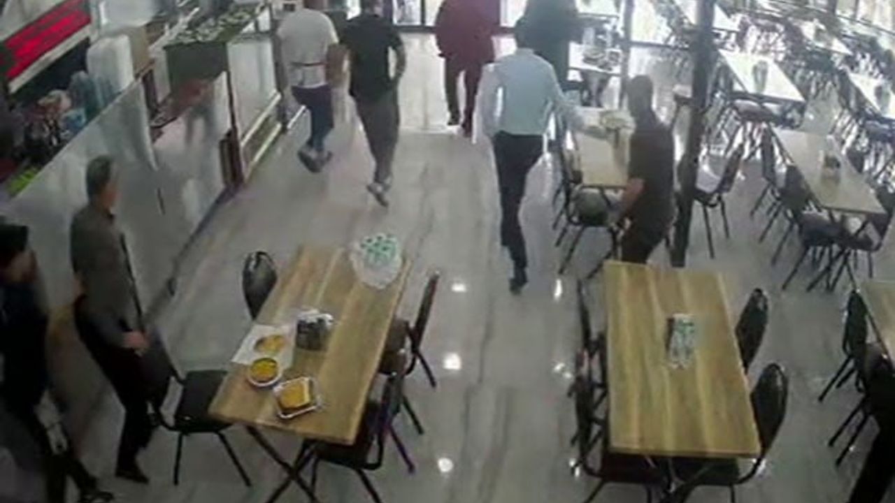 Malatya'da 5.6'lık Deprem: Battalgazi'deki Kafede Güvenlik Kamerası Görüntüleri Panik Anlarını Yansıtıyor
