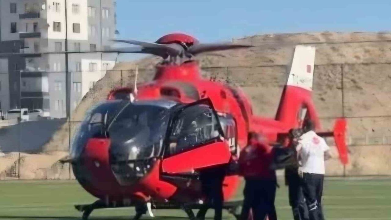 Malatya'da 62 yaşındaki hasta ambulans helikopterle Malatya Turgut Özal Tıp Merkezi'ne sevk edildi