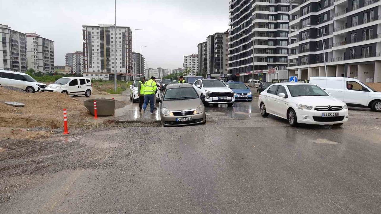Malatya'da Alper Tunga Caddesi'nde kapatılmayan çukur maddi hasarlı kazalara neden oldu