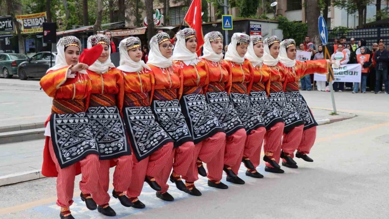 Malatya'da Gençlik Haftası, Atatürk Anıtı'ndaki çelenk töreni ve yürüyüşle başladı