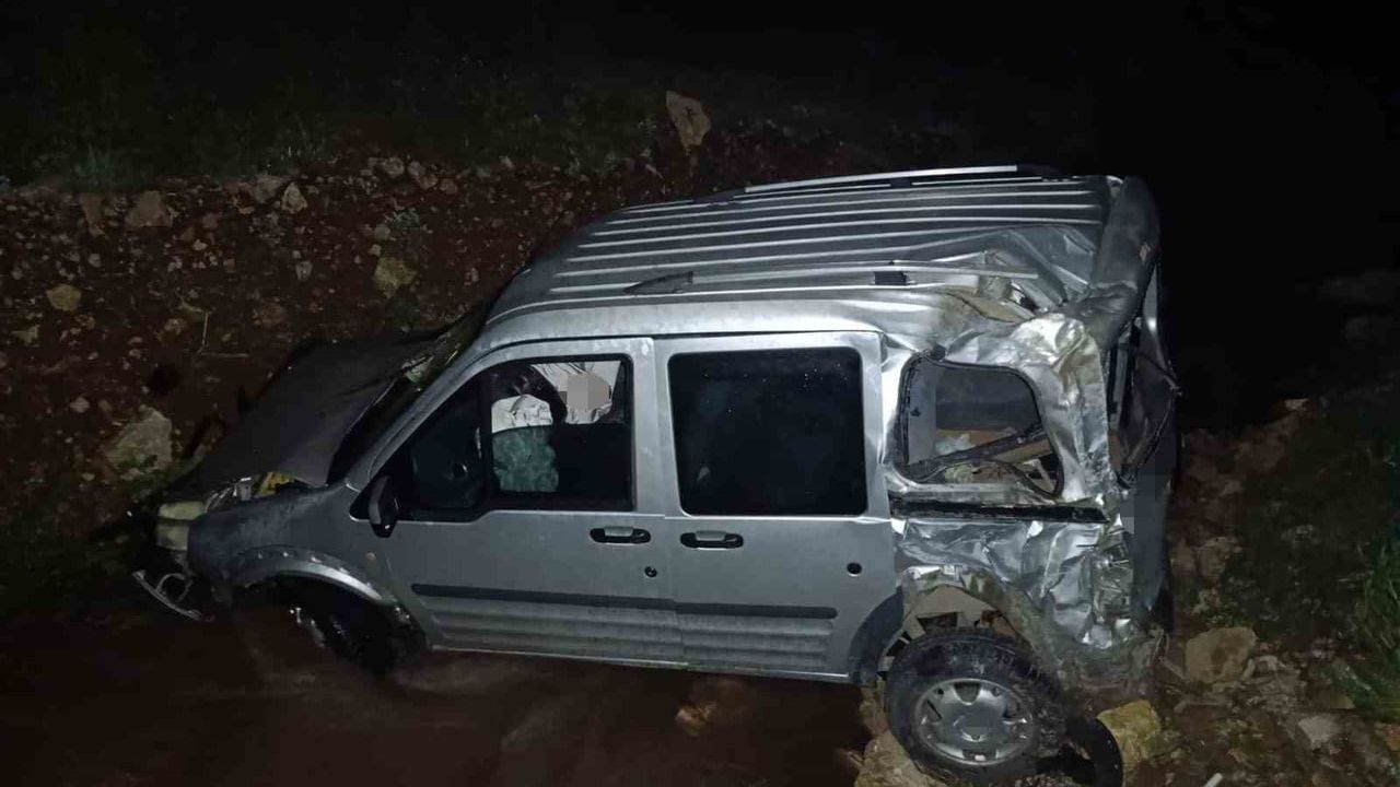 Malatya'da hafif ticari araç dereye uçtu: 1 yaralı