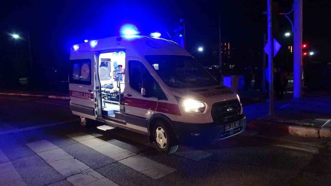 Malatya'da hafif ticari araç otomobille çarpıştı; araç devrilerek yan yattı, bir çocuk hafif yaralandı