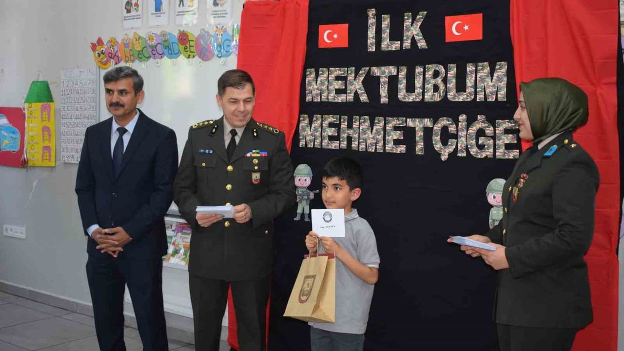 Malatya'da 'İlk Mektubum Mehmetçiğe' projesiyle birinci sınıf öğrencilerinden askerlerle mektup kardeşliği